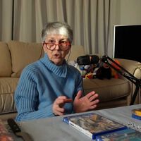 Nunca es tarde para enamorarse de los Persona o de Final Fantasy Tactics. La mayor fan de los JRPG es una youtuber de setenta años con espíritu coleccionista