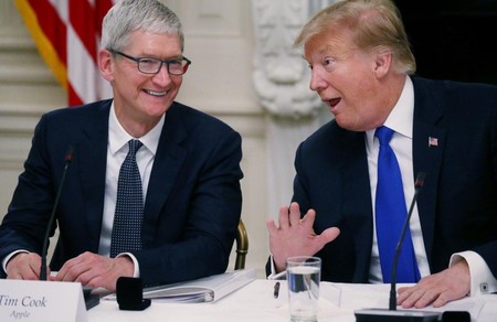 Tim Cook y Donald Trump visitarán las instalaciones de Apple en Texas la semana que viene, según Reuters