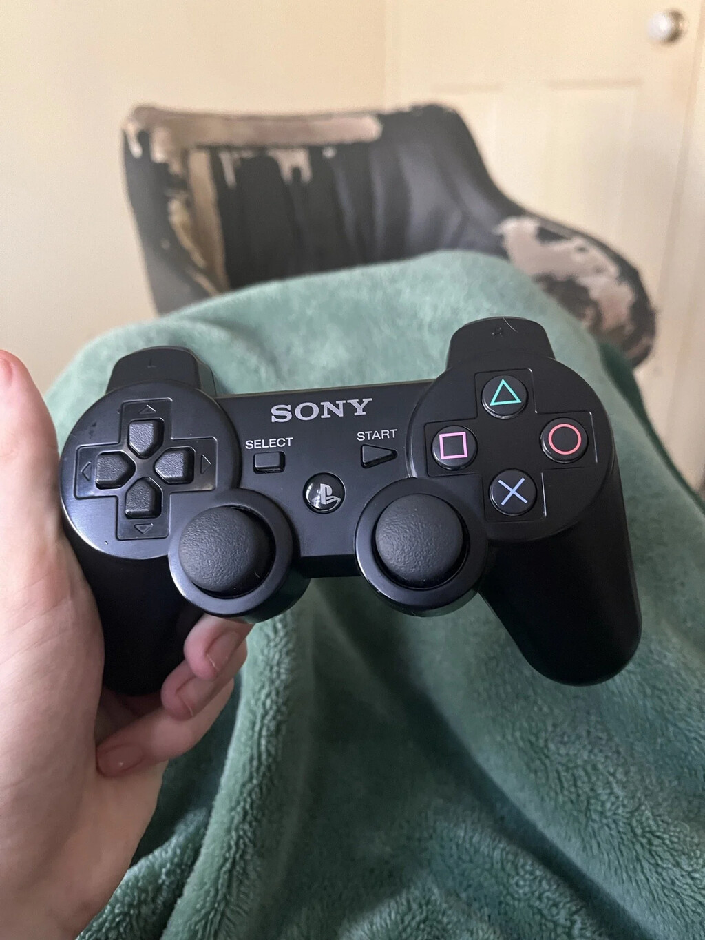 El primer control oficial de la PS3 esconde un secreto que sólo se revela al ponerlo a contraluz 