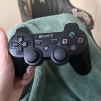 El primer control oficial de la PS3 esconde un secreto que sólo se revela al ponerlo a contraluz 