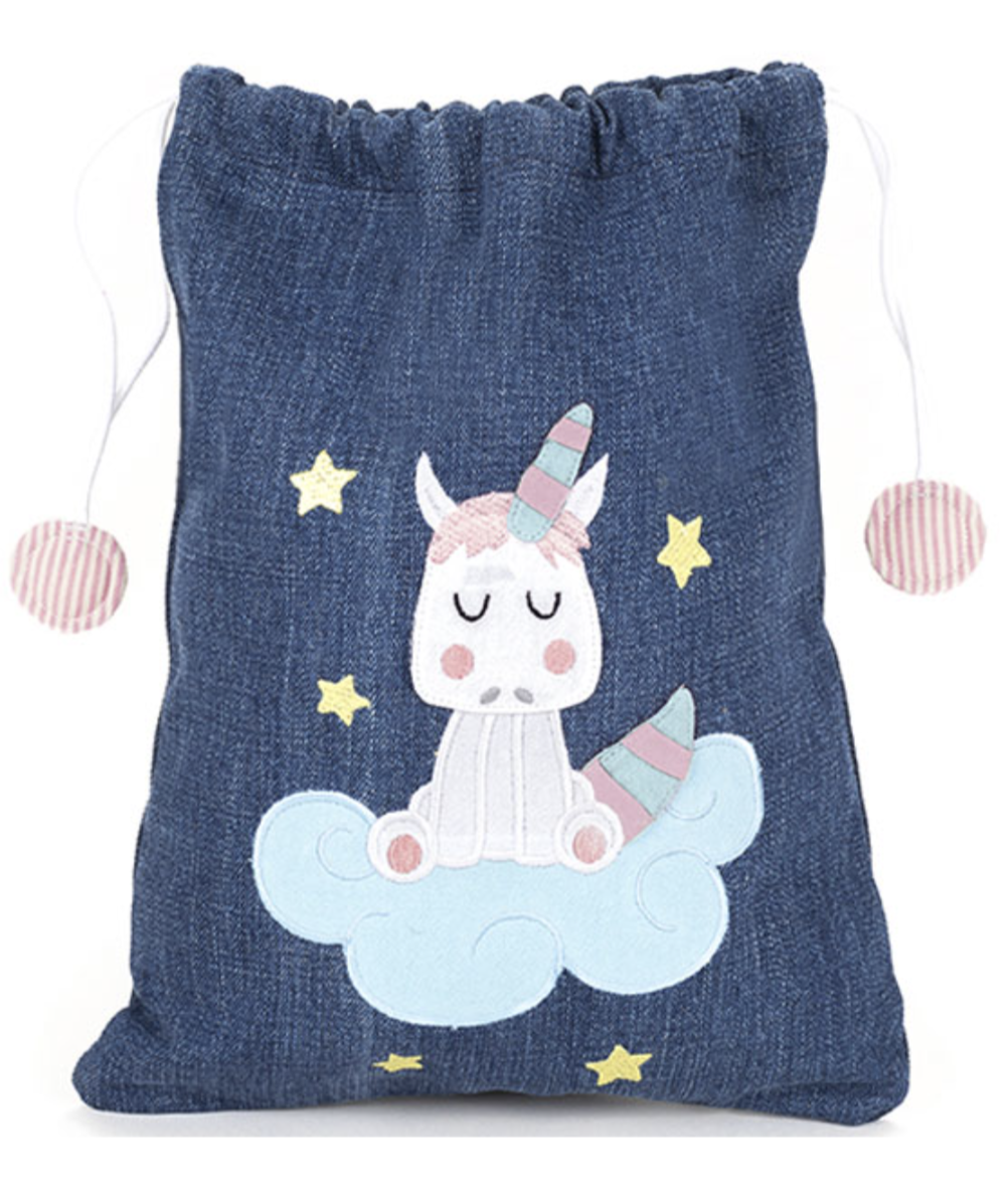 Práctica bolsa con mucho espacio para que los niños lleven la merienda u otros objetos de uso cotidiano. Tiene un cierre de cordeles deslizantes para evitar que caigan cosas desde su interior. Con el estampado de un tierno unicornio sobre una nube en relieve con estrellas bordadas a su alrededor.
Edad: A partir de los 12 meses.