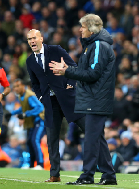 Zinedine Zidane estalla por segunda vez su pantalón en un mes o se calma un poco o cambia de sastre