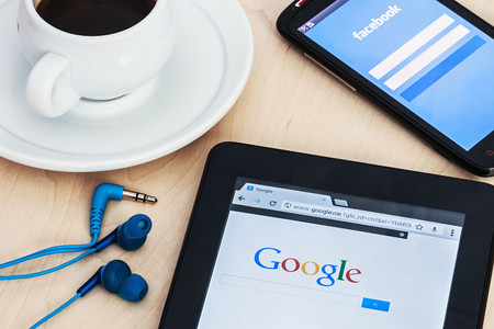 Google y Facebook le declaran la guerra a las páginas de noticias falsas: las quieren dejar sin ingresos