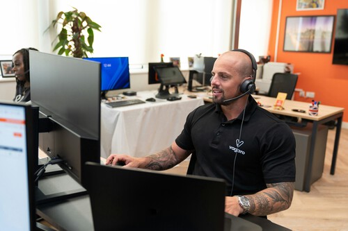 A los operadores de los call centers ya se les confunde con IAs
