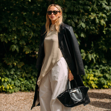 Los pantalones satinados arrasarán en el otoño-invierno 2025: cinco propuestas que podemos llevar desde ya