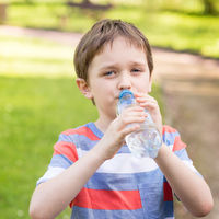 Más de la mitad de niños que hace deporte no bebe suficiente agua: por qué hidratarse antes, durante y después de la actividad física