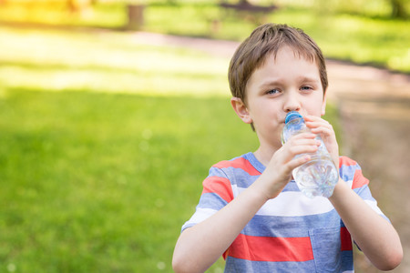 Más de la mitad de niños que hace deporte no bebe suficiente agua: por qué hidratarse antes, durante y después de la actividad física