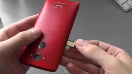 Y la microSIM en el Motorola Droid Turbo va escondida ... detrás de los botones de volumen