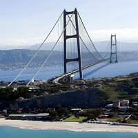 Italia va a construir el puente colgante más largo del mundo y los ciudadanos están que trinan: 3,3 km suspendidos de unas torres de 400 metros justo encima de una zona sísmica