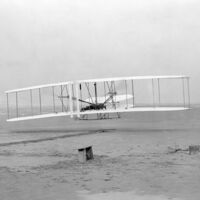 A todos nos enseñaron en el colegio que el primer vuelo en avión de la historia lo hicieron los hermanos Wright. En Brasil no están de acuerdo 