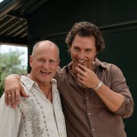 Hoy en Apple TV, la rocambolesca  historia (y con tintes reales) de Matthew McConaughey y Woody Harrelson como hermanos 