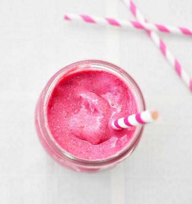 Empieza el día con un desayuno rico y saludable, smoothie de frambuesas y coco