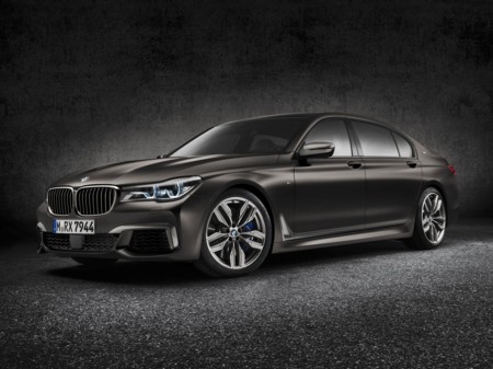 BMW M760Li xDrive, prestaciones de superdeportivo para la berlina de superlujo
