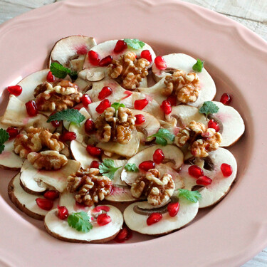 Carpaccio de champiñones con granada y nueces: una ensalada fácil y saludable, lista en 10 minutos