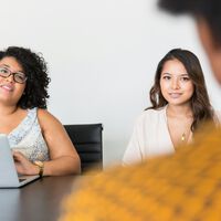 Las cuatro preguntas más temidas en una entrevista de trabajo y cómo responderlas, según expertos en recursos humanos 