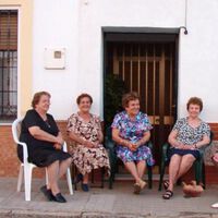 Tú ves a unas alegres abuelas tomando el fresco con sus sillas en la calle. La Policía Local de Granada ve un problema