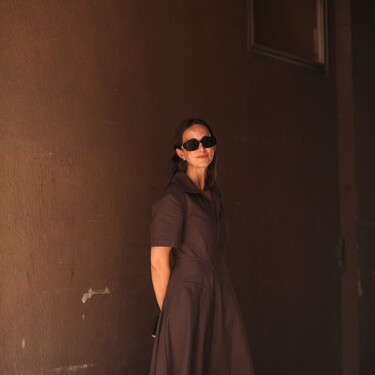 Combinar un vestido marrón chocolate es fácil con estas sandalias pura tendencia rebajadas en Camper 