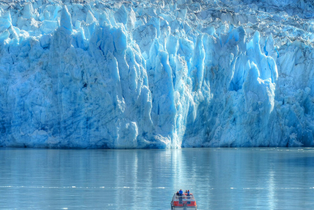 En 1977, un príncipe saudí se llevó de Alaska un iceberg milenario de 2 toneladas para solucionar la crisis mundial del agua. Terminó poniendo hielo a los cubatas