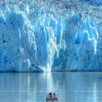 En 1977, un príncipe saudí se llevó de Alaska un iceberg milenario de 2 toneladas para solucionar la crisis mundial del agua. Terminó poniendo hielo a los cubatas 