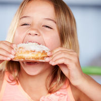 Andalucía planta cara a la obesidad infantil: ni bollos ni refrescos de más de 200 calorías en los colegios