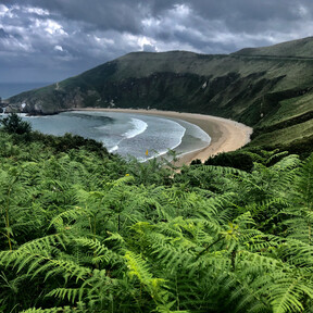 Esta playa parece Hawái pero está en Asturias: un refugio salvaje alejado de todo para una escapada al norte perfecta 