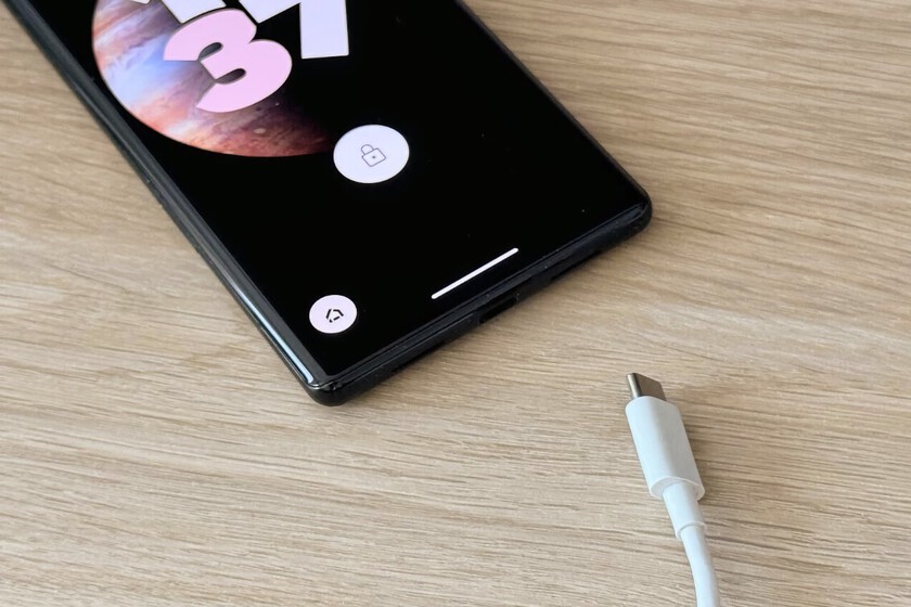 A todos nos ha pasado: conectas el cargador y el móvil no carga. Así lo he solucionado en menos de un minuto