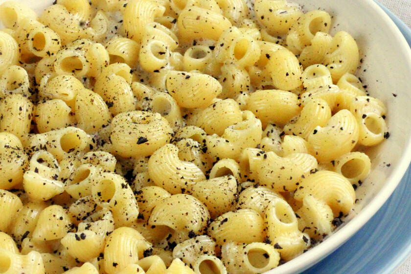 Coditos de pasta con trufa negra y queso pecorino, una receta italiana ...