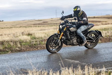 Probamos la Indian FTR1200S: 121 CV de deportividad con olor a barbacoa por casi 16.000 euros