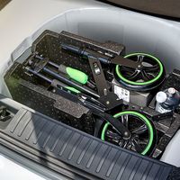 Škoda presenta su propuesta de micromovilidad: un patinete plegable para tener a mano en el coche