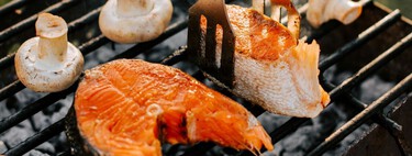 Los trucos para cocinar el salmón en la barbacoa perfecto sin que se pegue a la parrilla 