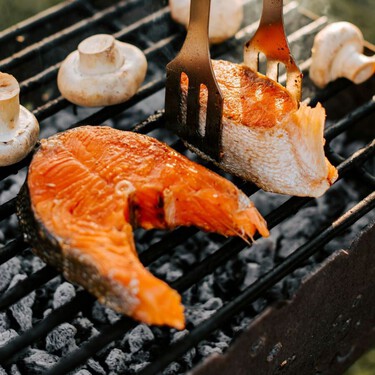 Los trucos para cocinar el salmón en la barbacoa perfecto sin que se pegue a la parrilla 