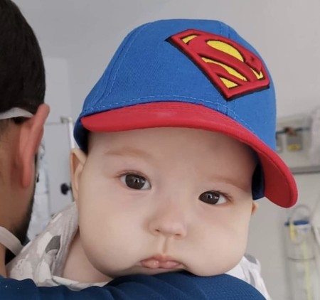Nico solo tiene seis meses y necesita con urgencia un trasplante de médula para combatir la leucemia