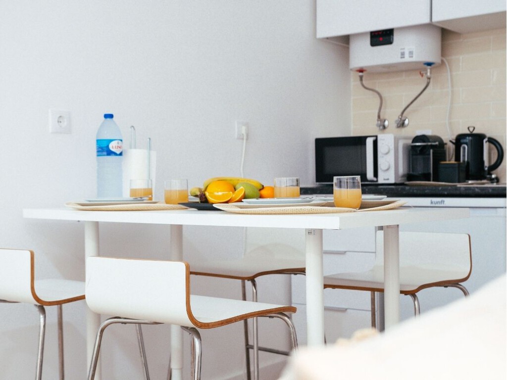 Encimera completamente despejada en tres ideas: los muebles de desayuno son la gran tendencia de las cocinas en 2026