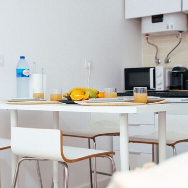 Encimera completamente despejada en tres ideas: los muebles de desayuno son la gran tendencia de las cocinas en 2026 