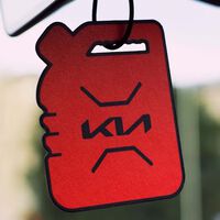 Kia tiene la solución para quitar el síndrome de abstinencia a los yonkis de la gasolina que conducen un coche eléctrico: un ambientador con olor a gasolina