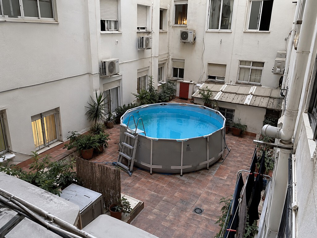 El BOE busca al vecino que ha puesto una piscina de dos toneladas en el patio comunitario de su edificio
