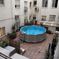 El BOE busca al vecino que ha puesto una piscina de dos toneladas en el patio comunitario de su edificio