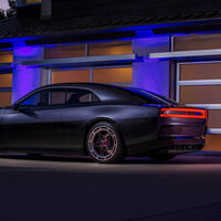 Un policía multa a un conductor porque lleva un escape demasiado ruidoso en su Dodge Charger eléctrico