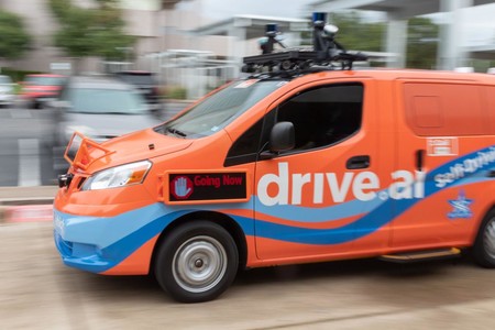 Algo importante para que empecemos a confiar en los coches autónomos: que muestren feedback como los humanos