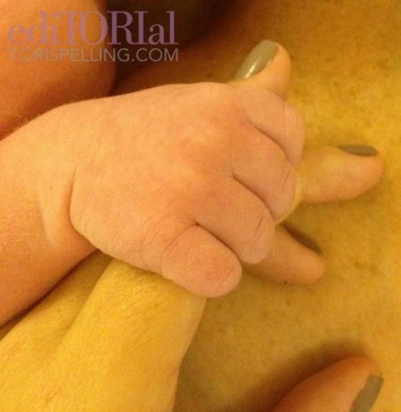 En casa de Tori Spelling ya son 6, sin contar mascotas