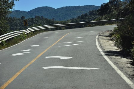 La bizarra carretera mexicana donde los camiones deben circular en "sentido contrario" en curvas