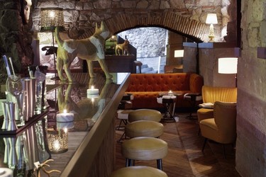 Palosanto un restaurante con personalidad y lleno de contrastes en homenaje a las antiguas tabernas