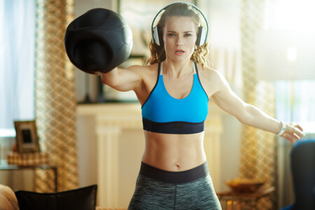 Circuito de entrenamiento HIIT con kettlebells o pesas rusas: ponte en forma en un tiempo récord