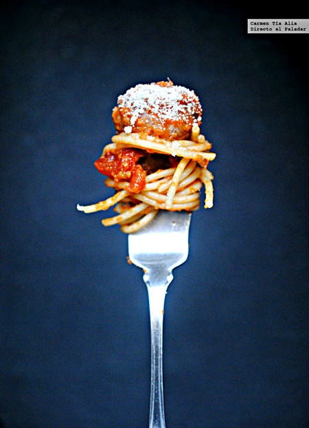 Receta de espaguetis con albóndigas de ternera y berejena, un plato único para chuparse los dedos