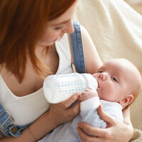 ¿Los bebés que toman leche de fórmula duermen más? Qué dice la ciencia