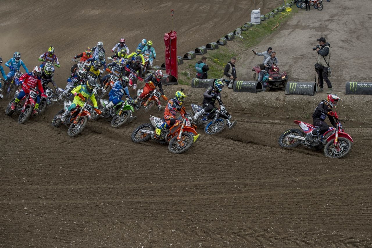 Tim Gajser y Jorge Prado vuelan en Trento para recortar distancias con los líderes de MXGP y MX2 