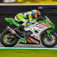 ¡Colosal! Adrián Huertas gana en Assen y pone la directa hacia el título mundial de Supersport 300