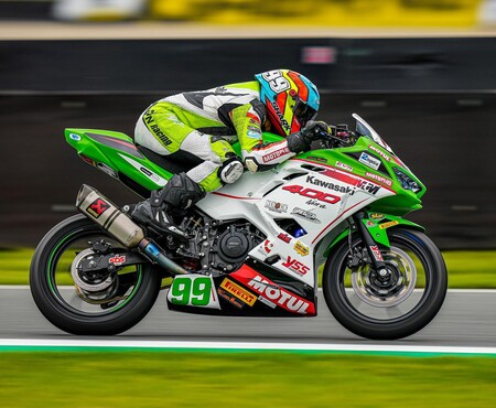 ¡Colosal! Adrián Huertas gana en Assen y pone la directa hacia el título mundial de Supersport 300