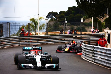 Lewis Hamilton se impone a un combativo Max Verstappen en Mónaco y se destaca en el mundial