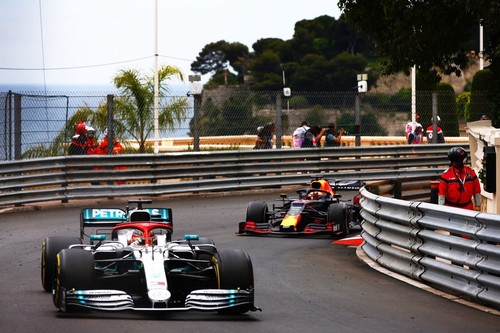 Lewis Hamilton se impone a un combativo Max Verstappen en Mónaco y se destaca en el mundial